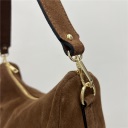 borsa in pelle scamosciata mezzaluna